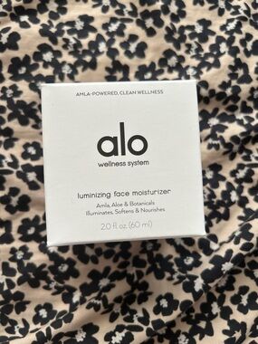 ALO Yoga Luminizing Face Moisturizer White